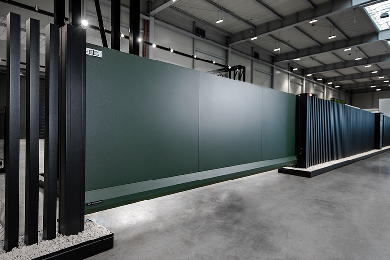 brama z blachy pełnej, utrzymana w kolorze HI Deep Green