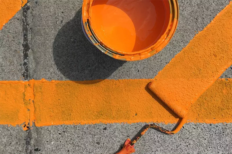 Jaką specjalistyczną farbę do betonu wybrać, na co zwrócić uwagę?