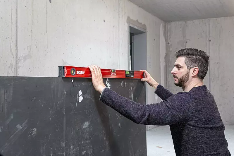 Poziomica elektroniczna na budowie i w warsztacie